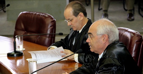 O relator do processo, conselheiro Mauri Torres, ao seu lado, o conselheiro substituto Hamilton Coelho (Foto: Karina Camargos Coutinho)